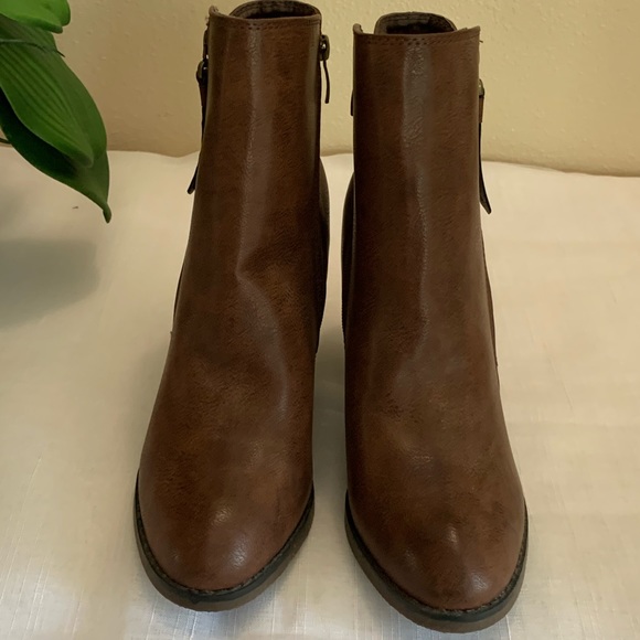 NWOT Nature Breeze Outcast-01
Distressed PU Almond Toe Ankle Boot Size 8.5 - Picture 3 of 8